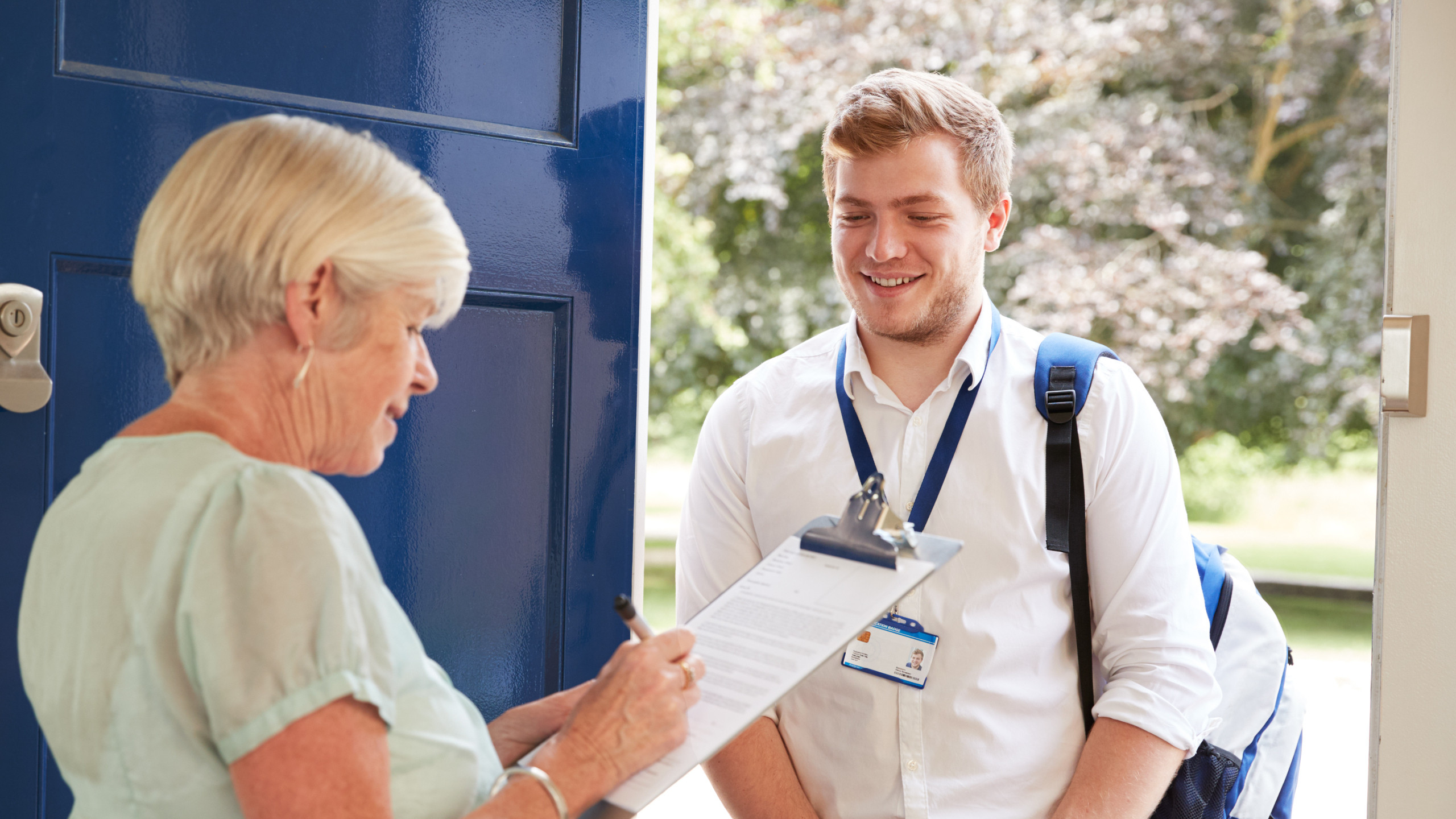 © Shutterstock - Attention, les faux agents demandent un paiement immédiat, font signer un contrat sur le pas de la porte et leurs badges ou uniformes semble douteux.