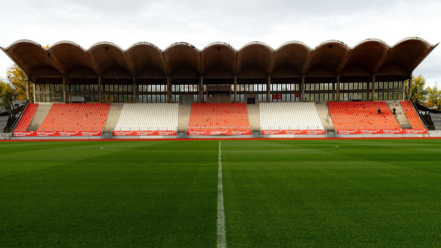 © FC Annecy - La pelouse du parc des sports d'Annecy a été entièrement refaite.