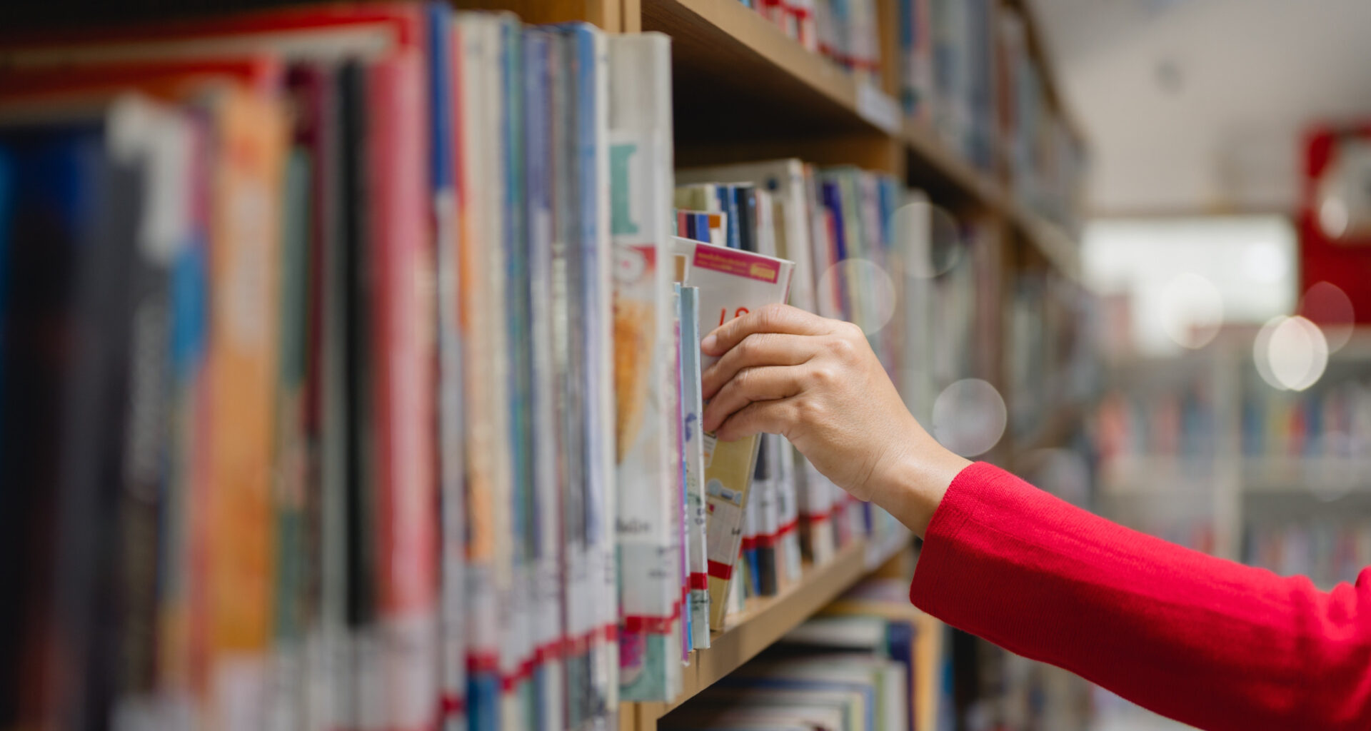 ©Shutterstock - Les lycéens de plus de 30 établissements franciliens éliront leurs coups de coeur littéraire lors de cette année scolaire 2025-2026.