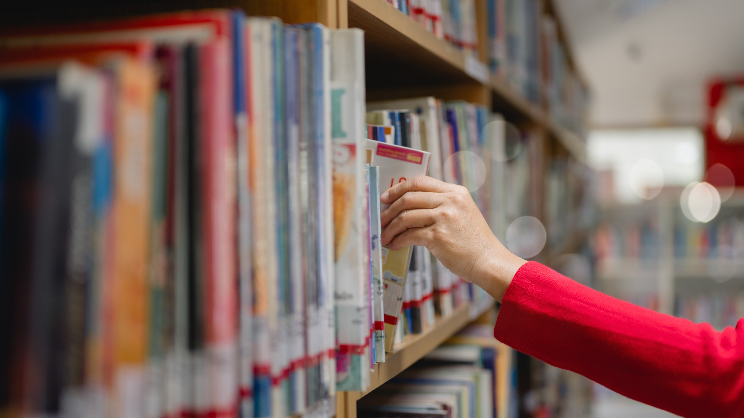 ©Shutterstock - Les lycéens de plus de 30 établissements franciliens éliront leurs coups de coeur littéraire lors de cette année scolaire 2025-2026.