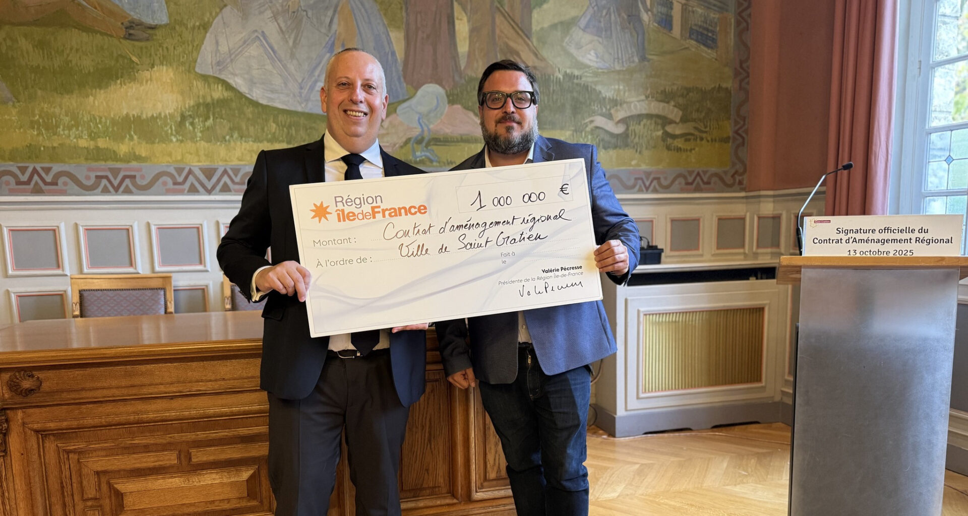 ©Ville de Saint-Gratien - Benjamin Chkroun, conseiller régional d’Île-de-France,   et Julien Bachard, maire de Saint-Gratien, tenant le Contrat d’Aménagement Régional (CAR) signé.