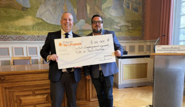 ©Ville de Saint-Gratien - Benjamin Chkroun, conseiller régional d’Île-de-France,   et Julien Bachard, maire de Saint-Gratien, tenant le Contrat d’Aménagement Régional (CAR) signé.