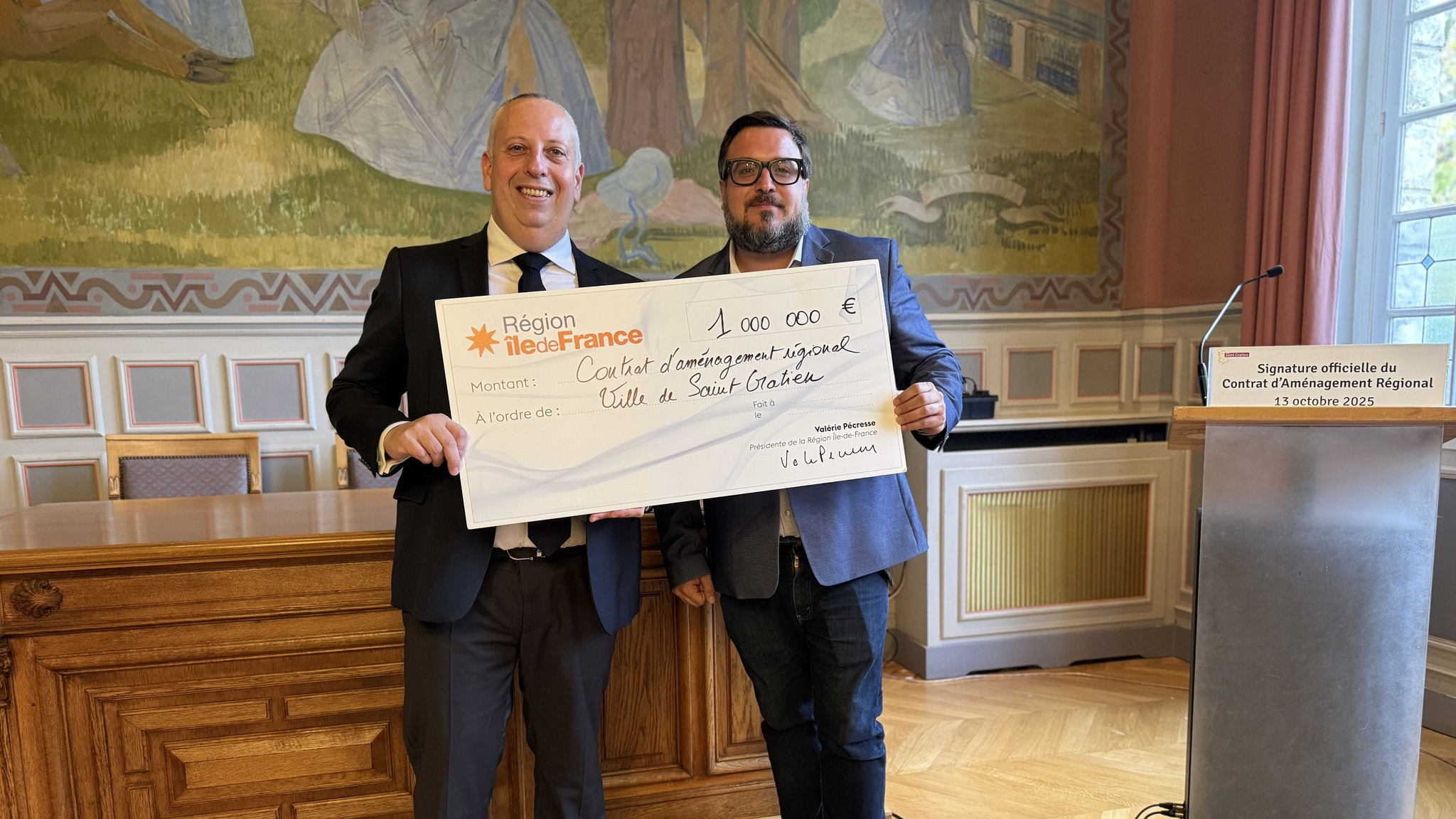 ©Ville de Saint-Gratien - Benjamin Chkroun, conseiller régional d’Île-de-France,   et Julien Bachard, maire de Saint-Gratien, tenant le Contrat d’Aménagement Régional (CAR) signé.