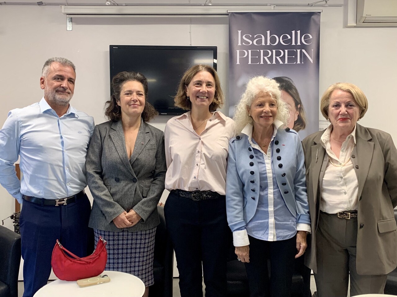 le "soldat" Isabelle Perrein et ses soutiens contre "le diable" LFI