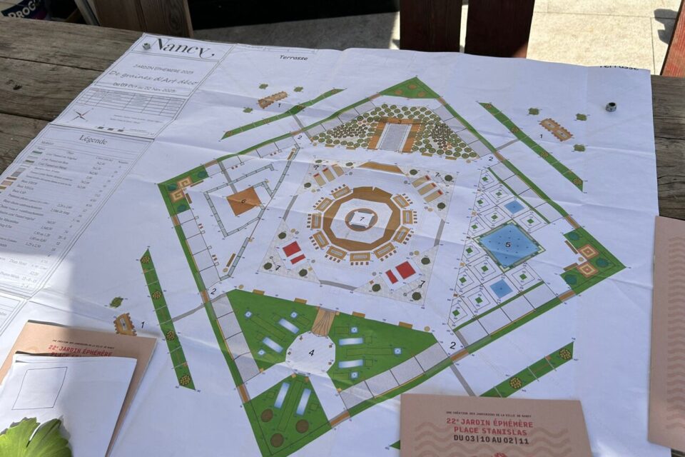 La forme du Jardin éphémère 2025 représente plusieurs carrés imbriqués et le logo de l'évènement Métro'Folies.
