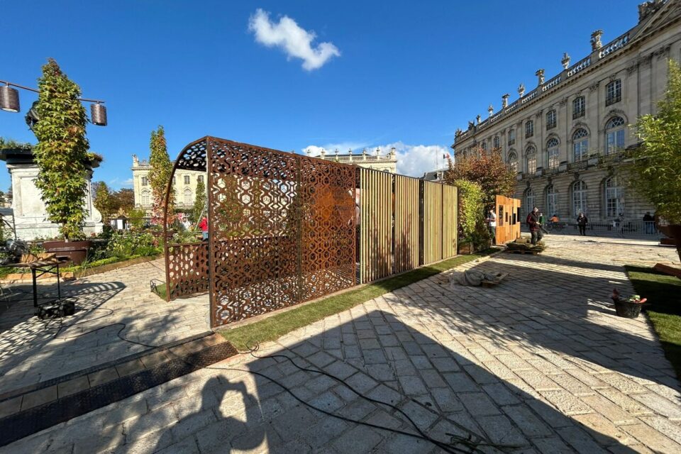 Cette année, le Jardin éphémère est clos, entouré notamment par ces palissades.