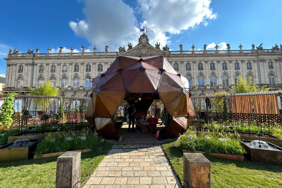 Ce pavillon en forme de graine a été réalisé par les étudiants de l'union des industries et métiers de la métallurgie.