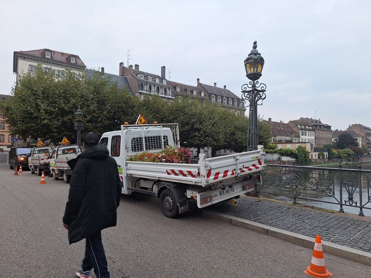 les jardinières retirées des ponts... mais où vont-elles ensuite ? On les a suivies à la trace