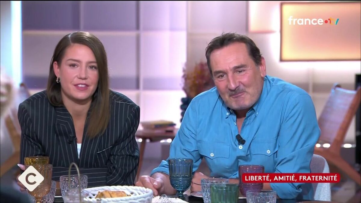 Adèle Exarchopoulos et Gilles Lellouche interrompus par l'apparition d'une célèbre personnalité dans C à vous (VIDEO)
