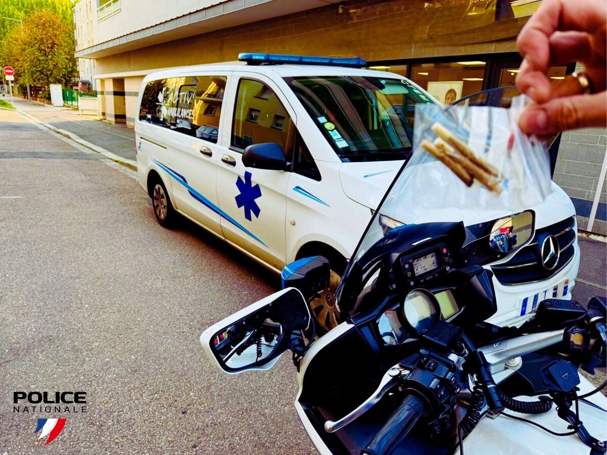 À Rouen, un conducteur d'ambulance fume son joint en attendant un patient