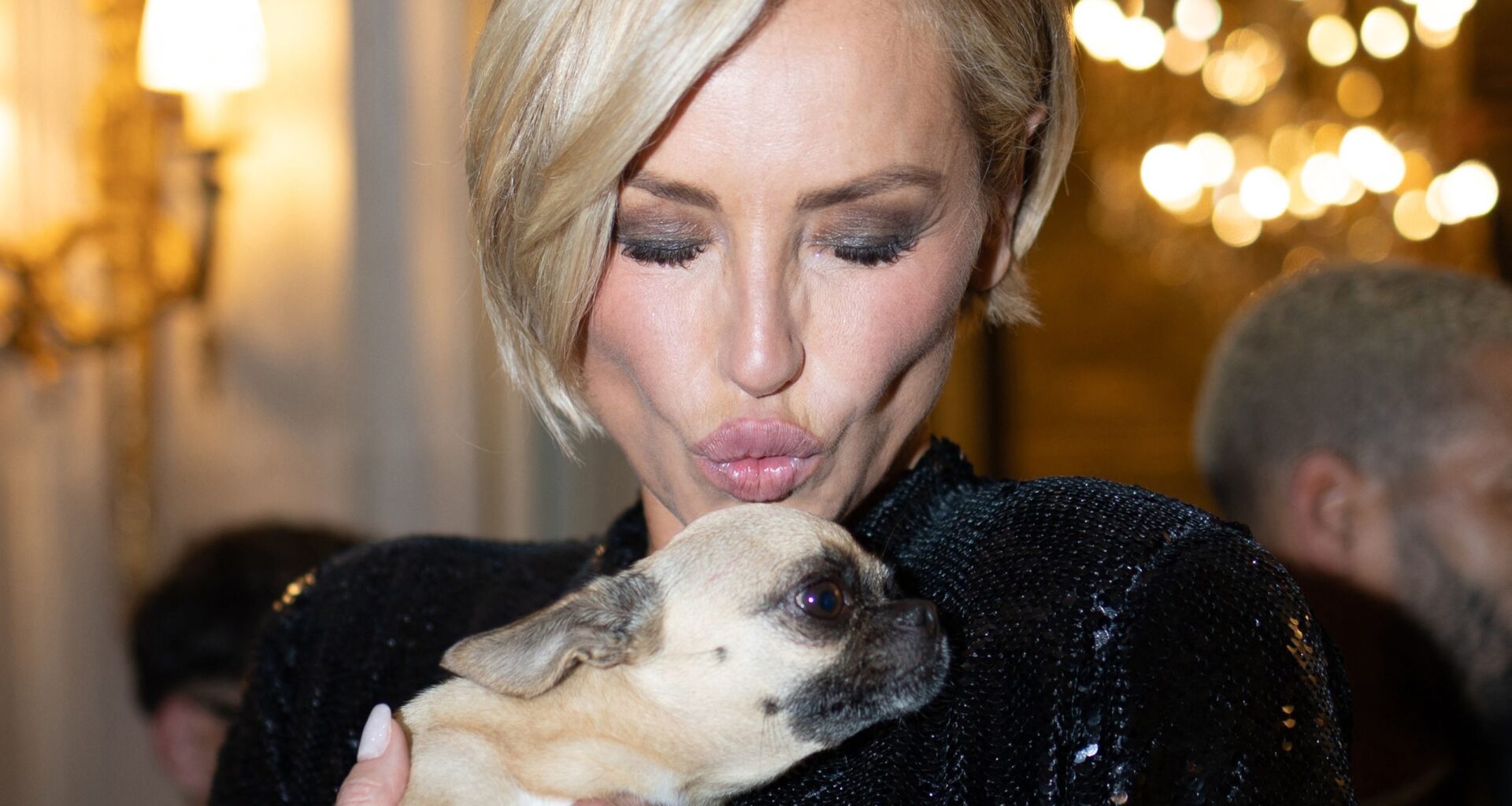 Sans Marc Lavoine, Adriana Karembeu s’éclate à une soirée parisienne avec Vitaa, Massimo Gargia et un chihuahua