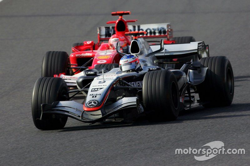 Kimi Raikkonen (McLaren MP4/20) dépasse Michael Schumacher (Ferrari F2005).