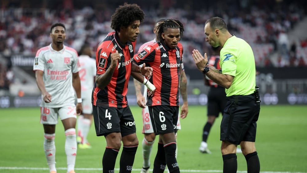 polémique : quand l'arbitre de Nice-Lyon arrête le match pour des chants anti-Daech