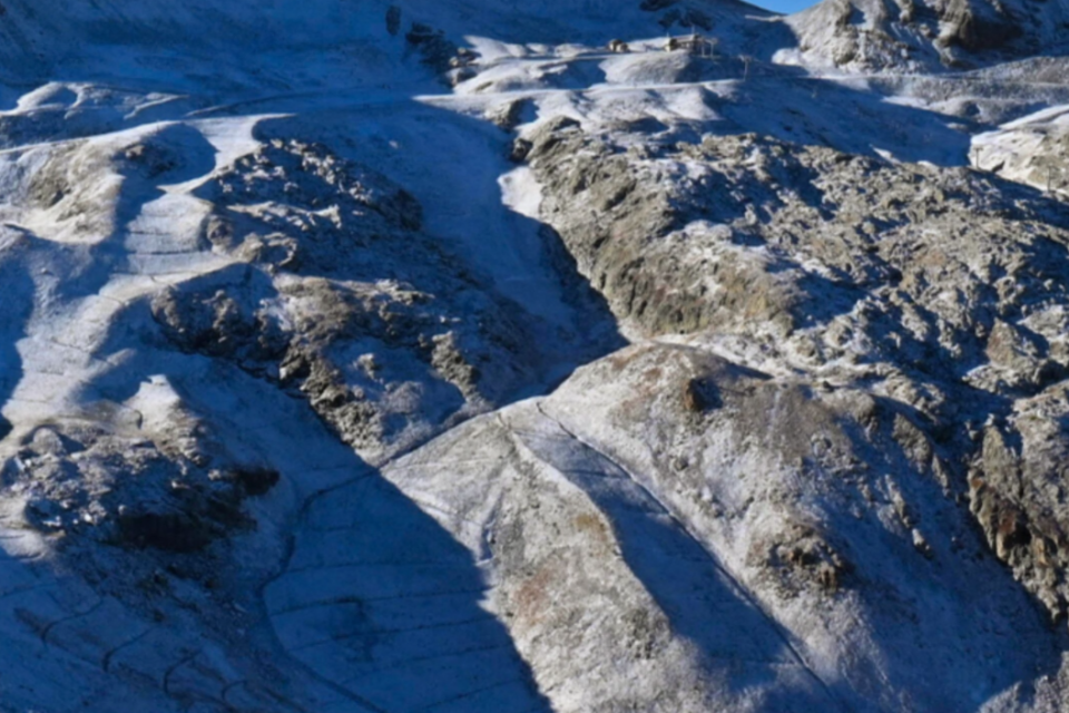 La neige est tombée sur La Fée, à 2 600m d'altitude, dimanche matin.
