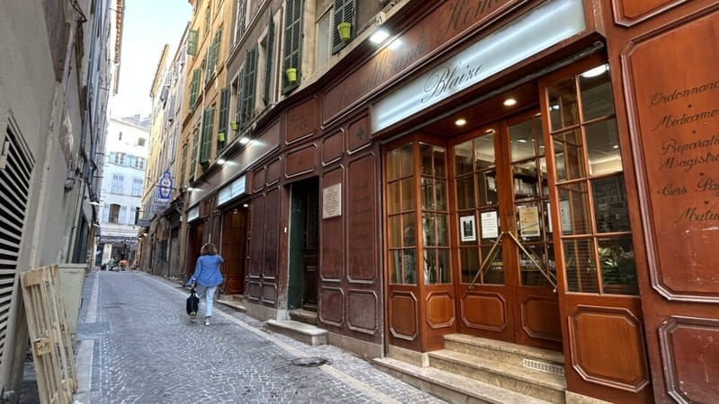 La rue Méolan dite du Père-Blaize bénéficie déjà d'un pavage en quinconce.