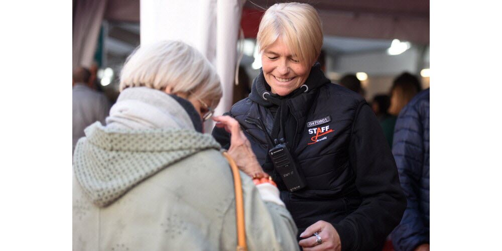 La sécurité à l'entrée des chapiteaux, avec le sourire. Photo Sonia Barcet