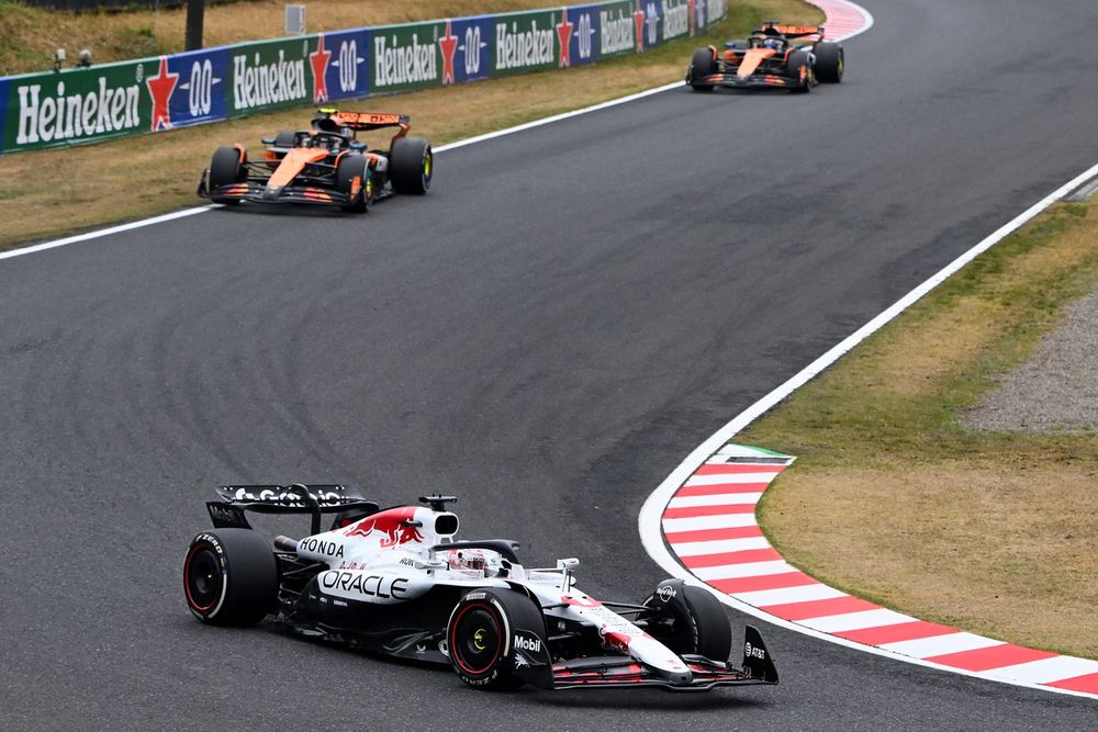 Max Verstappen devant les McLaren à Suzuka.