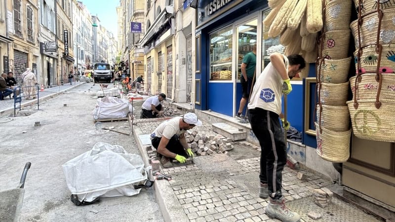 Le bas de la rue d'Aubagne est en cours de pavage.