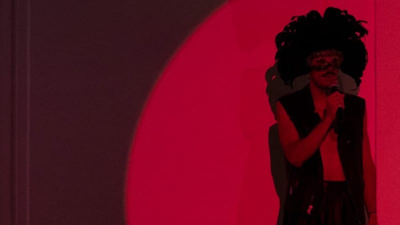 Le show mêlera chant, cirque, drag, danse et théâtre.