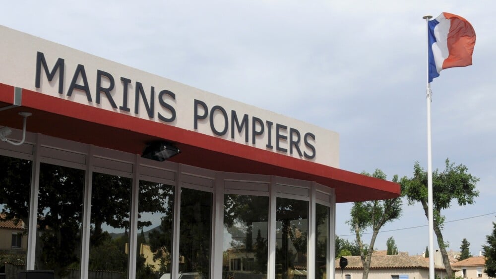 Des feux d'artifice tirés sur le centre de secours de Château-Gombert à Marseille depuis une voiture