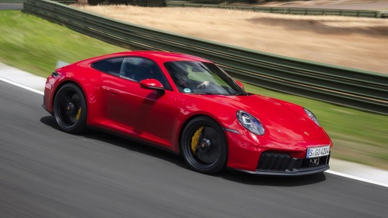 Le Danois Holger Rune, qui enchaîne les victoires et les gros chèques, mais n'a toujours pas de permis de conduire, vient de s'offrir une Porsche 911.