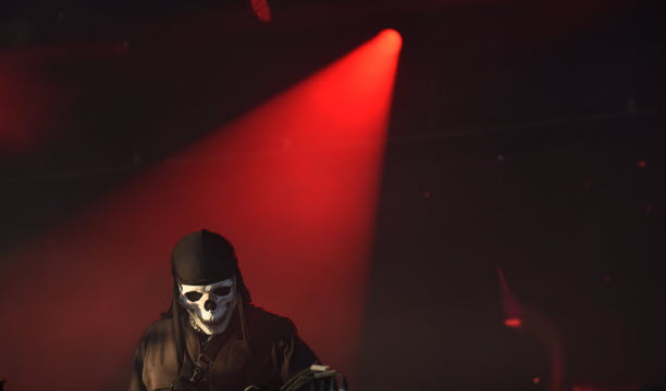 Le DJ Vladimir Cauchemar sur la scène du Festival Francofolies à Esch-sur-Alzette au Luxembourg. Photo Léa Didier 