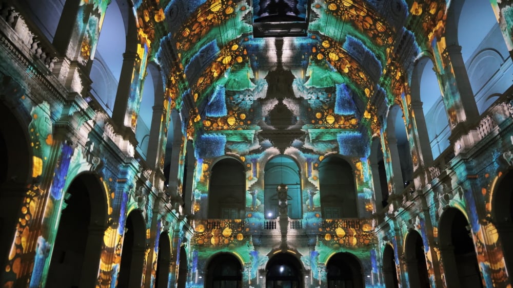 un spectacle son et lumière sur "La Moldau" de Smetana au Palais de la Bourse à Marseille