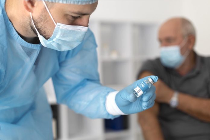 le vaccin contre le covid provoque cancer du pancréas selon didier raoult Ma Santé Un médecin administre à l’un de ses patients le vaccin anti-Covid que Didier Raoult accuse, à tort, d’être lié à des cancers du pancréas.