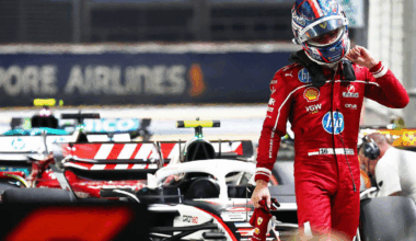 Charles Leclerc retire son casque après une course difficile avec la Ferrari SF-25 à Singapour
