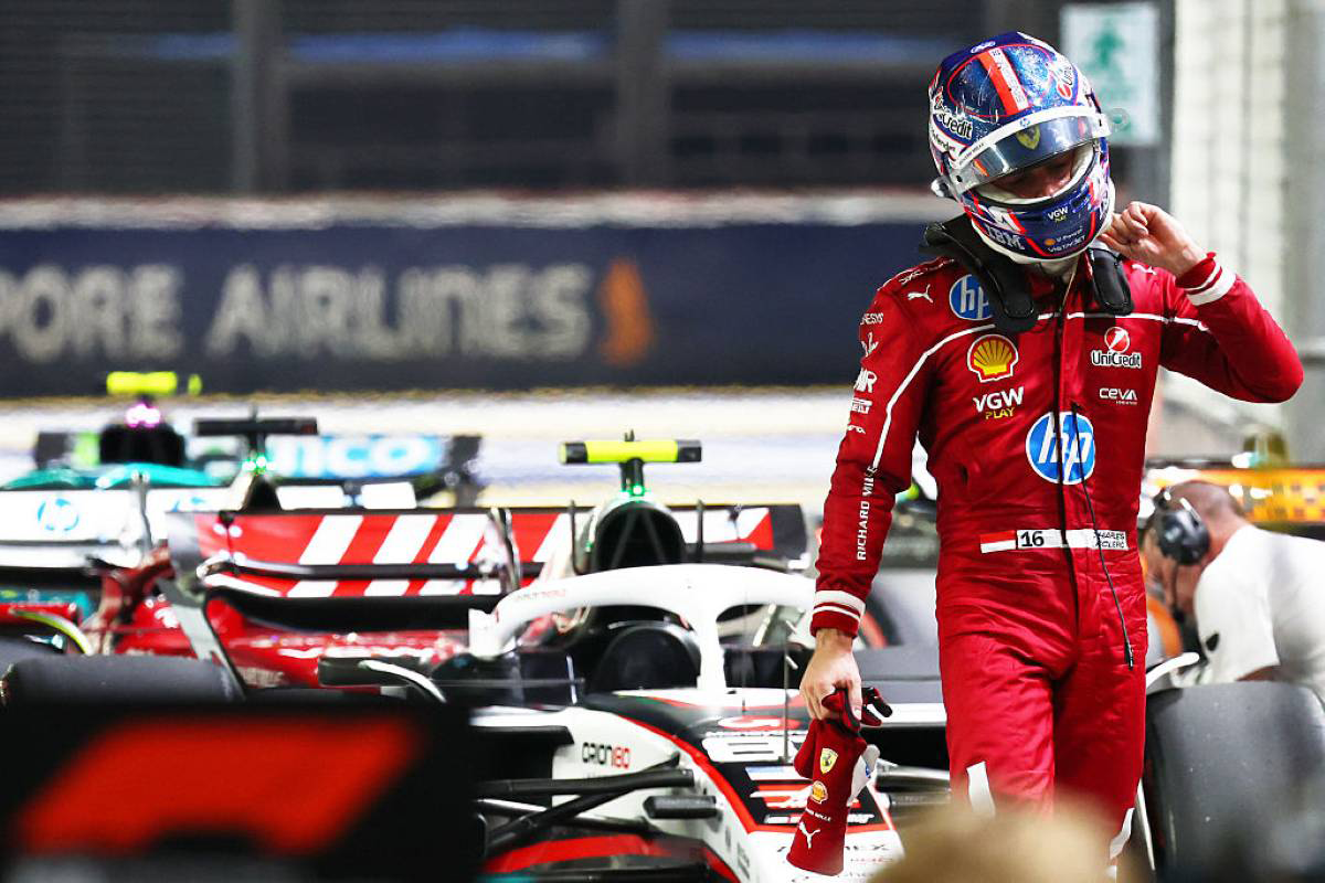Charles Leclerc retire son casque après une course difficile avec la Ferrari SF-25 à Singapour
