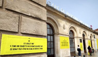 La Gare Saint-Charles à Marseille envahie d'affiches poétiques