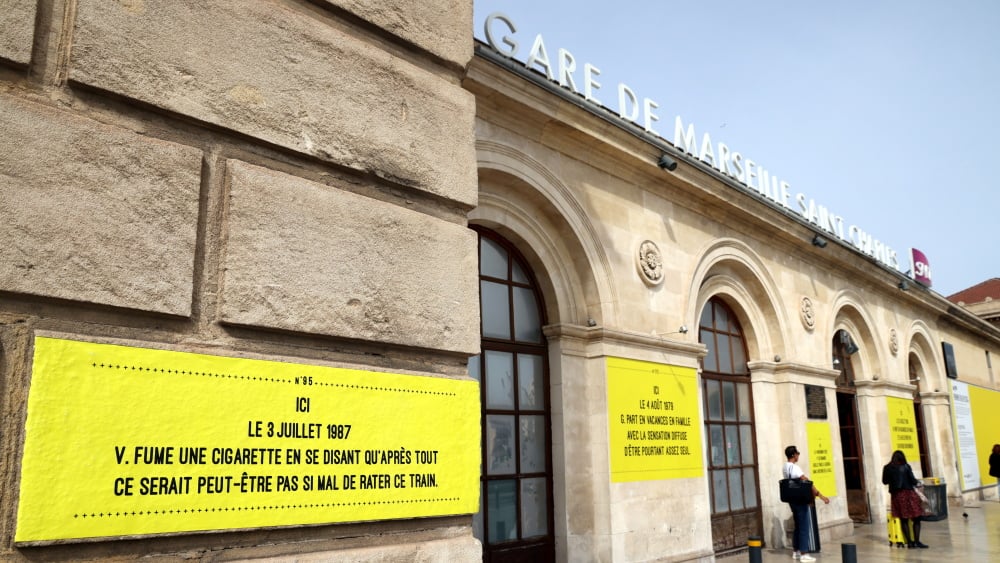 La Gare Saint-Charles à Marseille envahie d'affiches poétiques