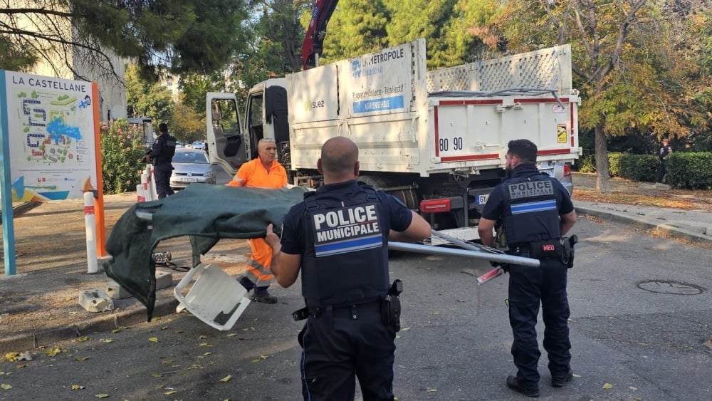 La police municipale et la BST font "sauter" les barricades à la Castellane à Marseille après un refus d'obtempérer