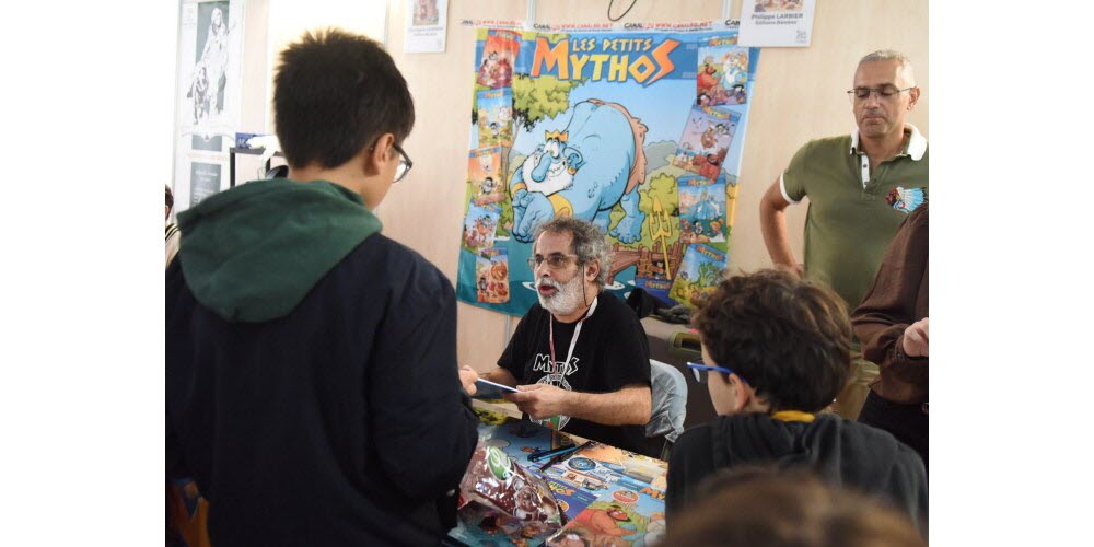 Les BD Les Petits Mythos ont fait la joie des enfants sur la place Chavanelle. Photo Sonia Barcet