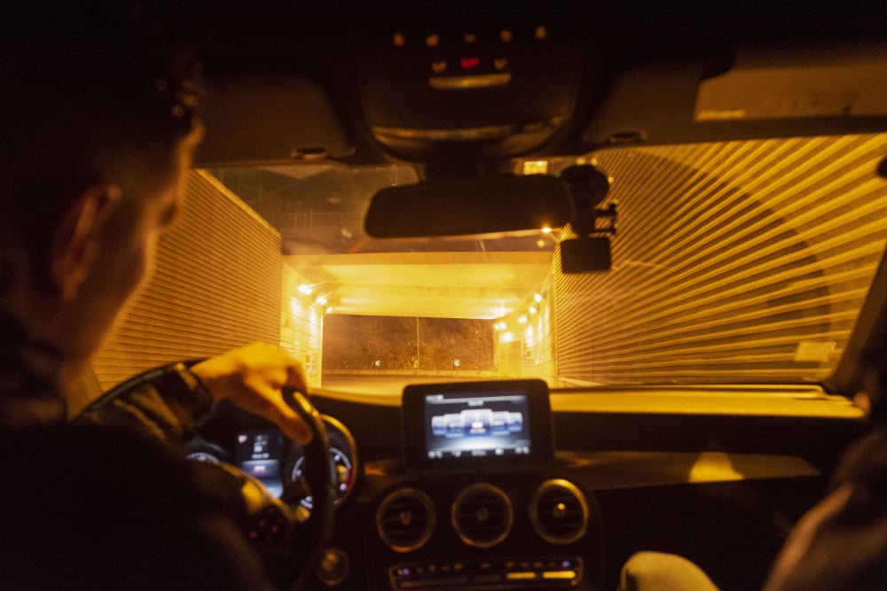 dans une voiture volée et sous bracelet électronique, un homme percute la Bac