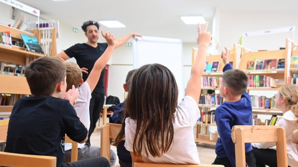 Littérature japonaise, livre interactif… les enfants de Jouques et Peyrolles écrivent un livre avec le poète Mo Abbas