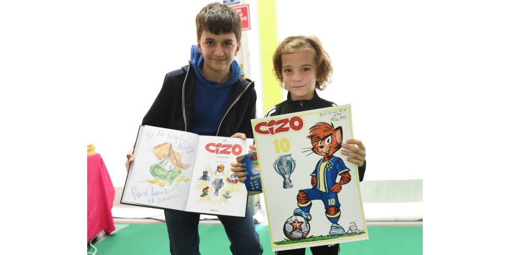 Les enfants font la queue pour se faire dédicacer BD et poster Cizo. Photo Sonia Barcet