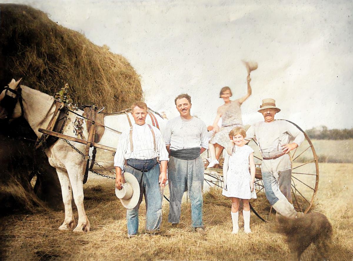 La famille d’Armand Giraudeau faisant les foins à Magudas en 1930.