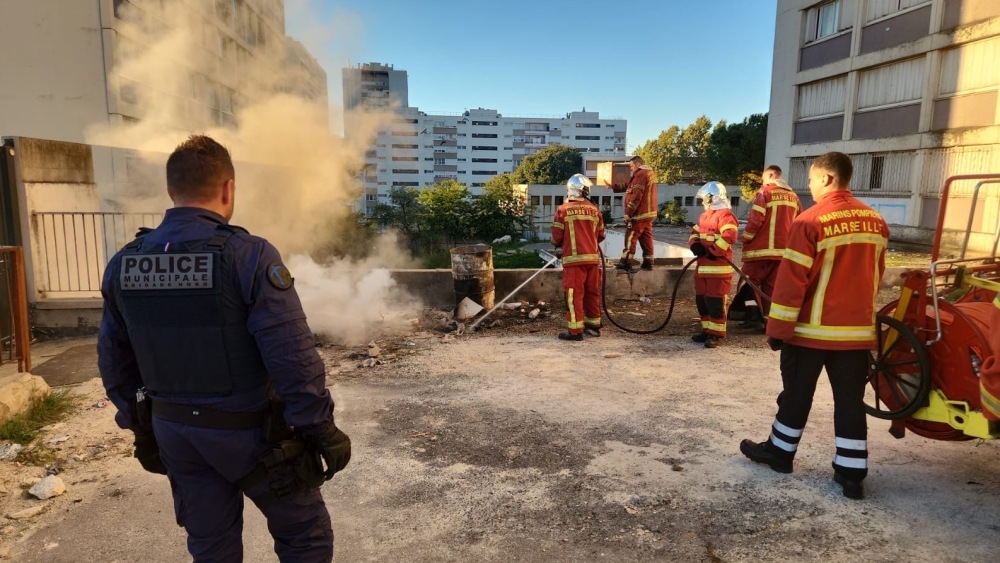 Les dealers allument un feu pour se réchauffer à proximité d'une école à Marseille
