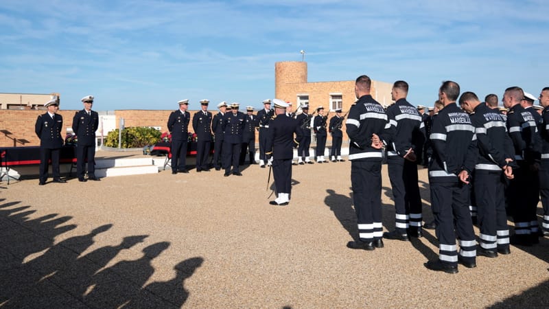 Les marins-pompiers ont reçu leurs casques des mains du vice-amiral Lionel Mathieu.