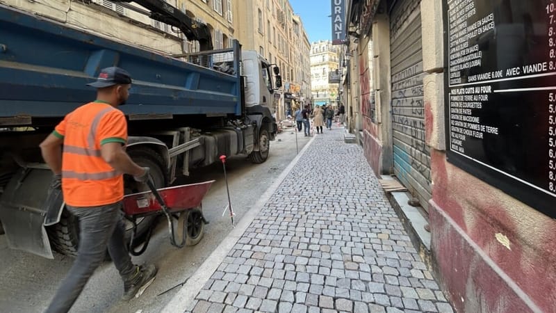 Les ouvriers s'activent pour requalifier le bas de la rue d'Aubagne.
