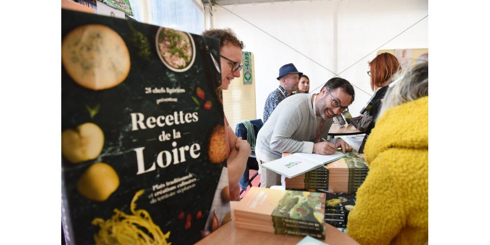 Les recettes de la Loire chez les auteurs de littérature locale, place de l'Hôtel-de-Ville. Photo Sonia Barcet