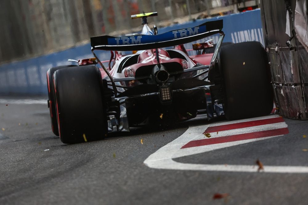 Lewis Hamilton au volant de la Ferrari SF-25 à Bakou.