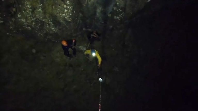 Les deux alpinistes récupèrent le matériel attaché au drone de la police. - Capture TF1