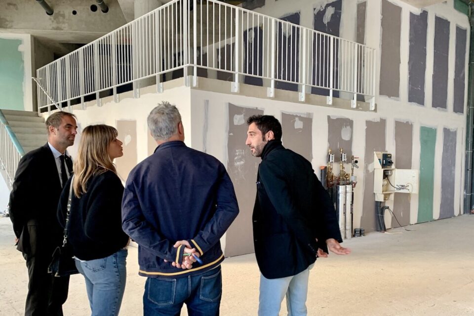 Nina Carles, Christophe Goutes et Benji Vicens présentent le futur bar-restaurant Muse à Michaël Delafosse.