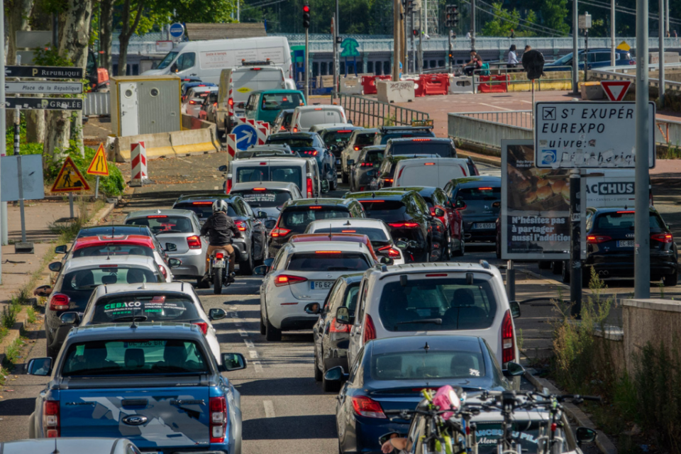 Un embouteillage près des berges du Rhône à Lyon, en raison d'un chantier en cours dans la rue.