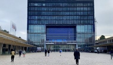 une Mercedes incontrôlable sème la panique dans un cortège de mariage