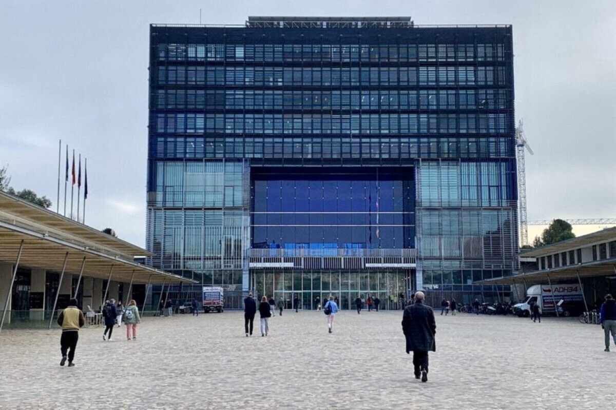 une Mercedes incontrôlable sème la panique dans un cortège de mariage