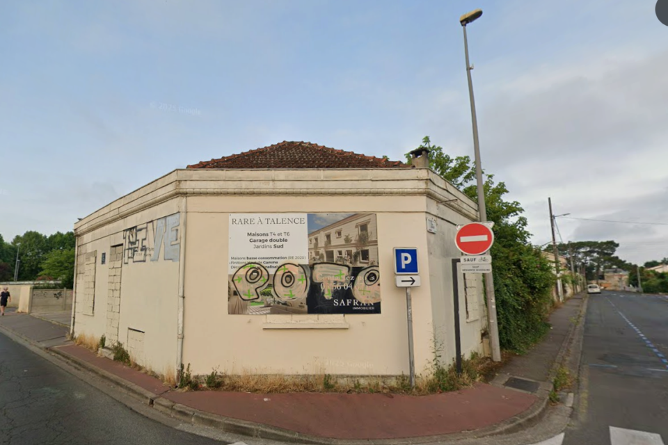 En juillet 2025, l'affiche du projet immobilier était encore présente sur la façade de la maison. 