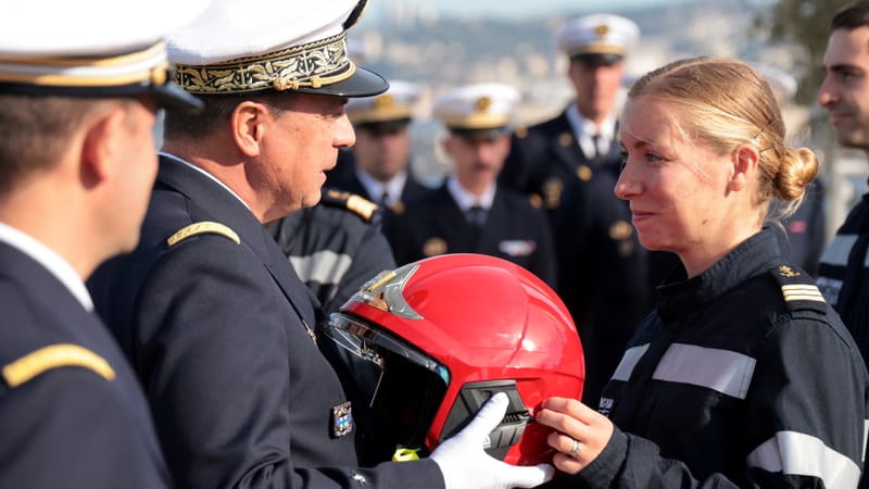 Major de sa promotion, Astrid, lieutenant de vaisseau, a reçu son casque rouge d’officier sécurité des marins-pompiers.
